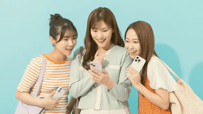 ランディングページ制作 lp design women using phone